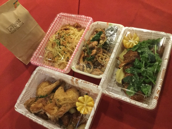 手前：ひな鳥のロースト悪魔風　右：子羊のカツレツ　中：えびいかねぶとのセモリナ粉揚げ　左：アーリオオーリオペペロンチーノ